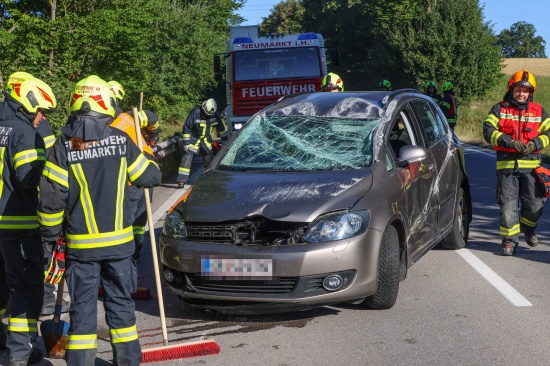 Auto auf Innviertler Stra�e bei Neumarkt im Hausruckkreis nach Crash gegen Leitschiene �berschlagen