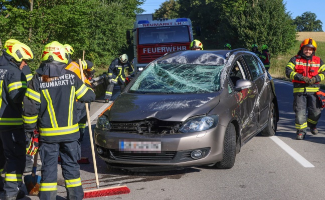 Auto auf Innviertler Stra�e bei Neumarkt im Hausruckkreis nach Crash gegen Leitschiene �berschlagen