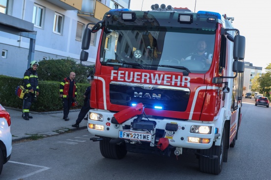 T�r�ffnung: Brandverdacht durch piepsenden Heimrauchmelder in einem Mehrparteienhaus in Wels-Neustadt