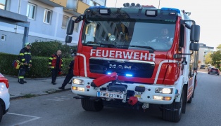 T�r�ffnung: Brandverdacht durch piepsenden Heimrauchmelder in einem Mehrparteienhaus in Wels-Neustadt