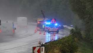 Insassen unverletzt: Auto auf Westautobahn bei Eggendorf im Traunkreis gegen Leitschiene gekracht