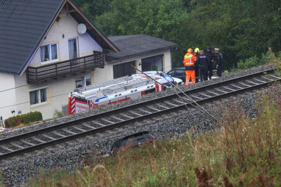 Auto in Kremsm�nster �ber steile B�schung auf Pyhrnbahnstrecke gest�rzt und Oberleitungsmast gef�llt