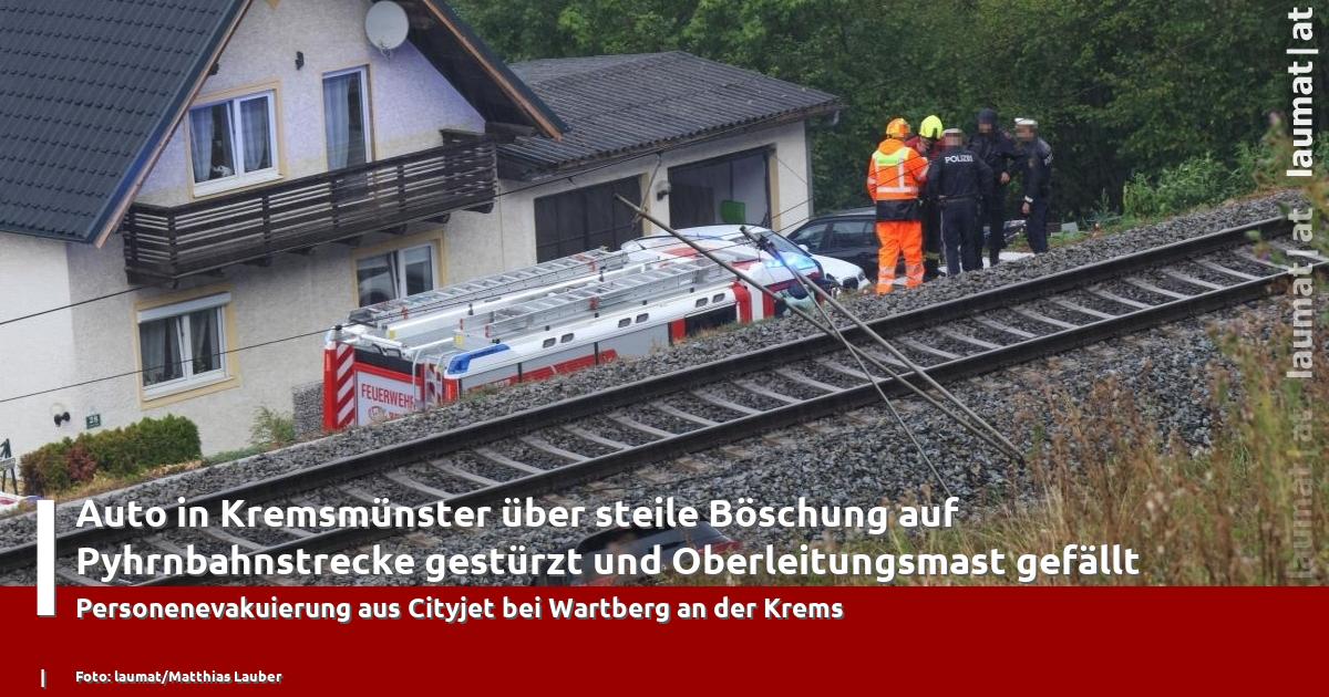 Auto in Kremsmünster über steile Böschung auf Pyhrnbahnstrecke gestürzt und Oberleitungsmast gefällt | laumat|at