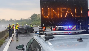 Aquaplaning: Auto auf Pyhrnautobahn bei Inzersdorf im Kremstal verunfallt