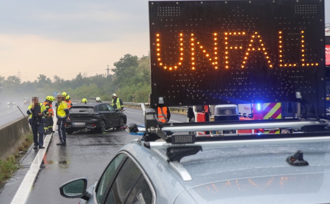 Aquaplaning: Auto auf Pyhrnautobahn bei Inzersdorf im Kremstal verunfallt