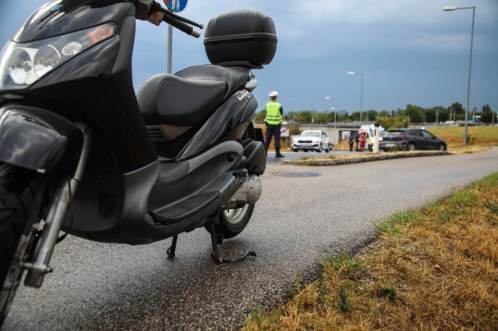 Rettung und Polizei nach Sturz mit einem Motorroller in Marchtrenk im Einsatz