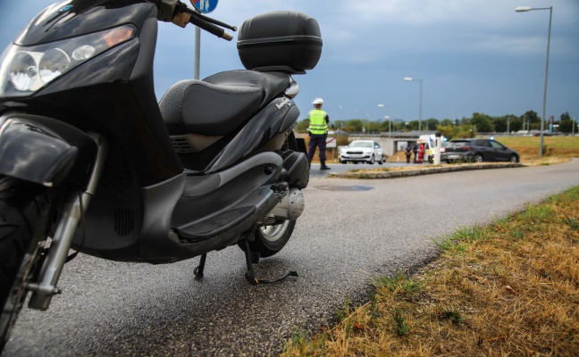Rettung und Polizei nach Sturz mit einem Motorroller in Marchtrenk im Einsatz