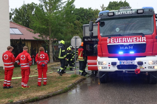 Vermeintlicher Brand eines Autobusses beziehungsweise Geb�udes in Sattledt war Heckenbrand