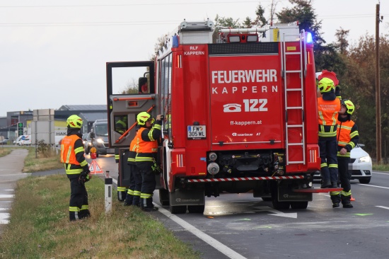 Aufr�umarbeiten nach Auffahrunfall vor Kreuzungsbereich in Marchtrenk