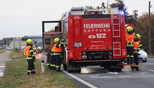 Aufr�umarbeiten nach Auffahrunfall vor Kreuzungsbereich in Marchtrenk