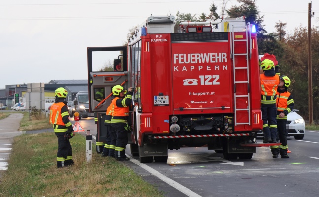 Aufr�umarbeiten nach Auffahrunfall vor Kreuzungsbereich in Marchtrenk