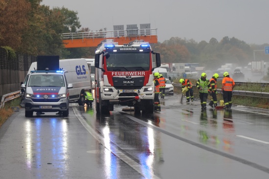 Kleintransporter auf Welser Autobahn bei Wei�kirchen an der Traun gegen Leitschiene gekracht