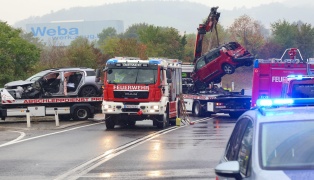 Personenrettung nach schwerem Crash zwischen zwei PKW und einem LKW auf Steyrer Stra�e bei Dietach