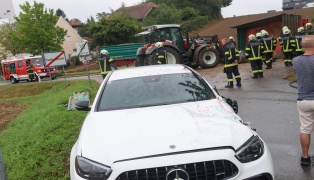 Traktoranh�nger samt Erdreich bei Verkehrsunfall in Prambachkirchen auf PKW gest�rzt