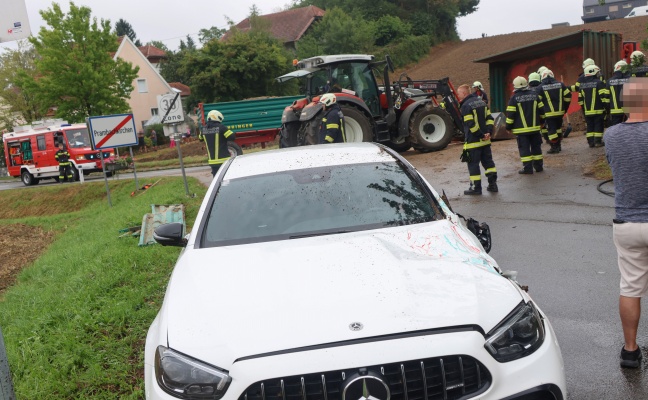 Traktoranh�nger samt Erdreich bei Verkehrsunfall in Prambachkirchen auf PKW gest�rzt