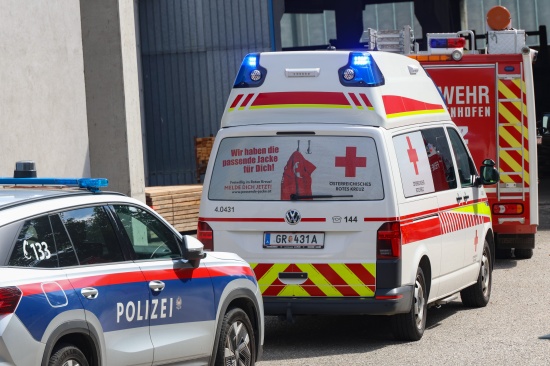 Reanimation: Arbeiter auf Firmengel�nde in Meggenhofen unter umgest�rztem Baukran eingeklemmt