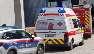 T�dlicher Arbeitsunfall: Mann auf Firmengel�nde in Meggenhofen unter umgest�rztem Kran eingeklemmt