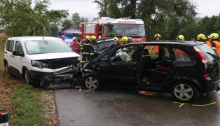 Schwerer Frontalcrash: Menschenrettung nach Kollision zweier Fahrzeuge bei Bachmanning