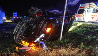 Auto �berschlagen: Rasante Fahrt auf Wiener Stra�e in Wels-Schafwiesen endet mit schwerem Crash