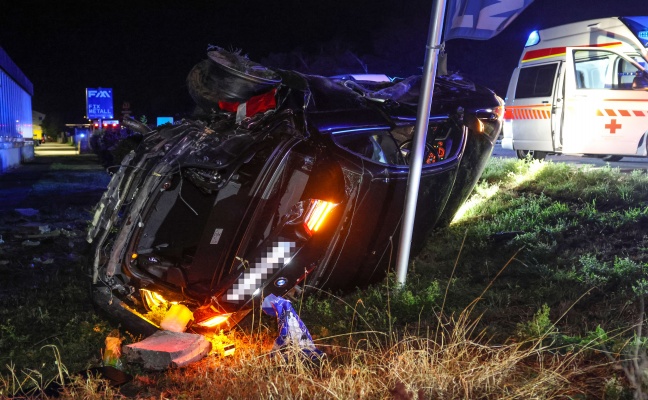 Auto �berschlagen: Rasante Fahrt auf Wiener Stra�e in Wels-Schafwiesen endet mit schwerem Crash