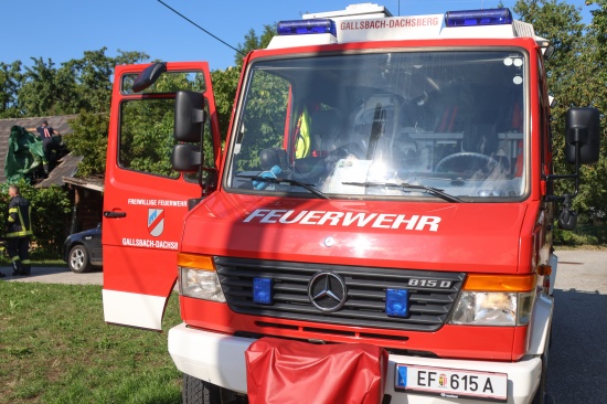 Nachl�scharbeiten nach Brand im Fassaden- und Dachbereich eines Schuppens in Prambachkirchen