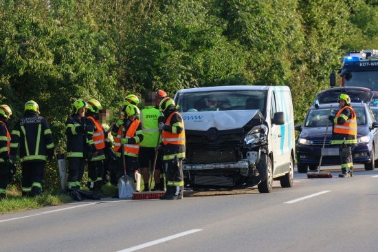 Auffahrunfall zwischen Kleintransporter und Pritschenwagen auf Wiener Stra�e in Edt bei Lambach