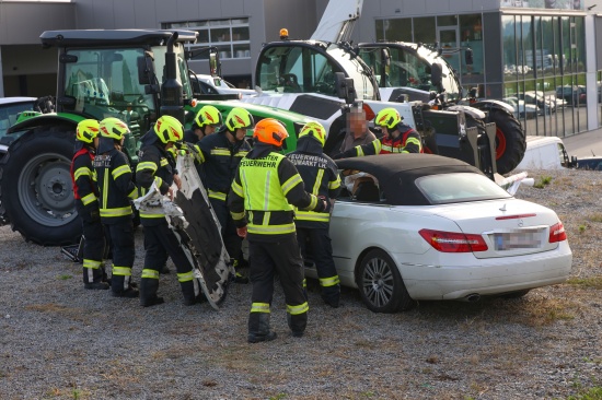 Personenrettung: Auto bei Unfall in Neumarkt im Hausruckkreis gegen abgestellten Traktor geprallt