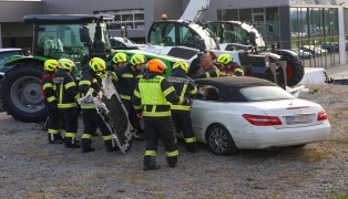 Personenrettung: Auto bei Unfall in Neumarkt im Hausruckkreis gegen abgestellten Traktor geprallt