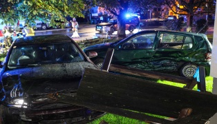 Menschenrettung nach schwerem Crash zwischen zwei Autos in Ried im Innkreis