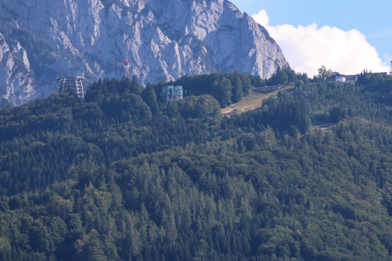 Personenrettung: Einsatzkr�fte zur Rettung eines Paragleiters auf den Gr�nberg in Gmunden alarmiert