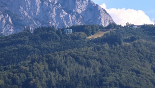 Personenrettung: Einsatzkr�fte zur Rettung eines Paragleiters auf den Gr�nberg in Gmunden alarmiert