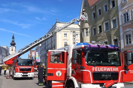 Verbranntes Kochgut: Einsatz von Feuerwehr, Rettung und Polizei am Stadtplatz in Wels-Innenstadt