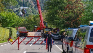 Steinbach am Attersee: Abgest�rztes Kleinflugzeug durch Spezialtaucher aus 162 Metern Tiefe geborgen