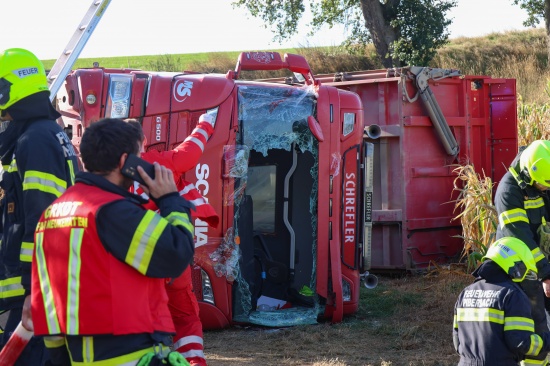 Personenrettung: LKW beim Abkippen von Erdmaterial in Piberbach umgest�rzt