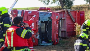 Personenrettung: LKW beim Abkippen von Erdmaterial in Piberbach umgest�rzt