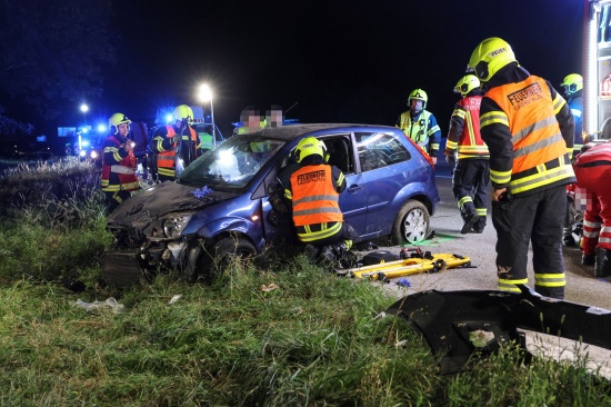 Auto�berschlag bei schwerem Crash gegen Baumzeile auf Westautobahn in Eberstalzell