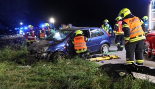 Auto�berschlag bei schwerem Crash gegen Baumzeile auf Westautobahn in Eberstalzell