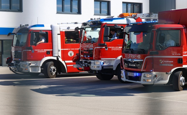 Explosionsgefahr bef�rchtet: Einsatz nach kleinerer Rutschung durch Baggerarbeiten in Wels-Puchberg