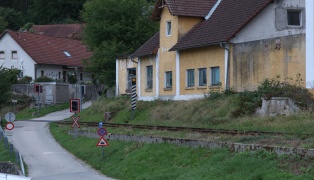 Hund in Schacht gest�rzt: Feuerwehr bei Tierettung in Thalheim bei Wels im Einsatz