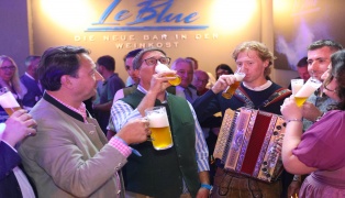 Stimmungsvoller Auftakt: "LeBlue"-Bieranstich bei der Probebeleuchtung am Welser Volksfest