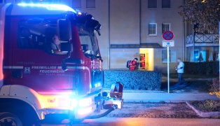Einsatzkr�fte bei vermutetem CO-Austritt in einer Wohnung in Wels-Neustadt im Einsatz