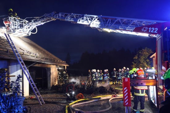 Garage in Vollbrand: Neun Feuerwehren bei Fahrzeug- und Geb�udebrand in Kirchham im Einsatz