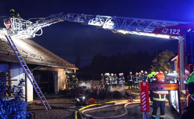 Garage in Vollbrand: Neun Feuerwehren bei Fahrzeug- und Geb�udebrand in Kirchham im Einsatz