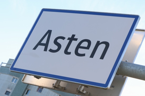Drei Feuerwehren zu Brand in einer Wohnanlage in Asten alarmiert