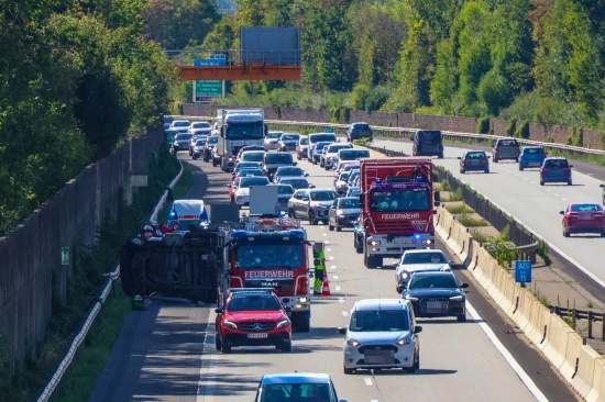 Wohnmobil umgest�rzt: Schwerer Verkehrsunfall auf Welser Autobahn bei Wels-Puchberg