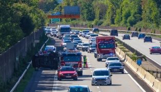 Wohnmobil umgest�rzt: Schwerer Verkehrsunfall auf Welser Autobahn bei Wels-Puchberg