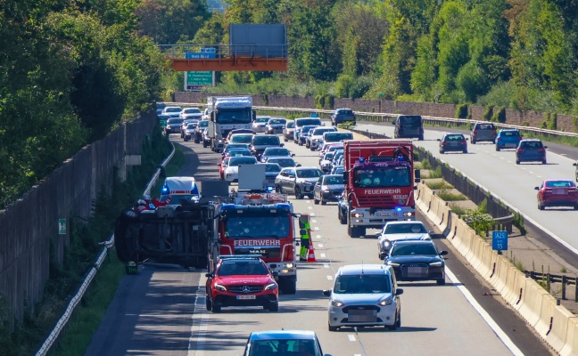 Wohnmobil umgest�rzt: Schwerer Verkehrsunfall auf Welser Autobahn bei Wels-Puchberg
