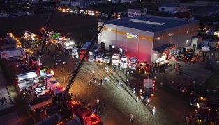 150 beeindruckende Showtrucks: Truck Event Austria mit Lichtershow bei Abendd�mmerung in Gunskirchen