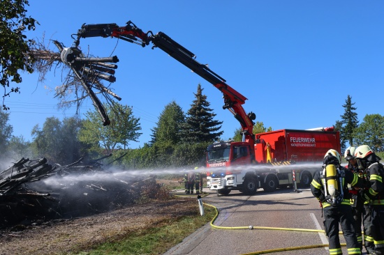 Sieben Feuerwehren bei Brand eines Holzsto�es in Buchkirchen im Einsatz