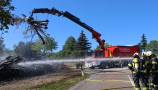 Sieben Feuerwehren bei Brand eines Holzsto�es in Buchkirchen im Einsatz